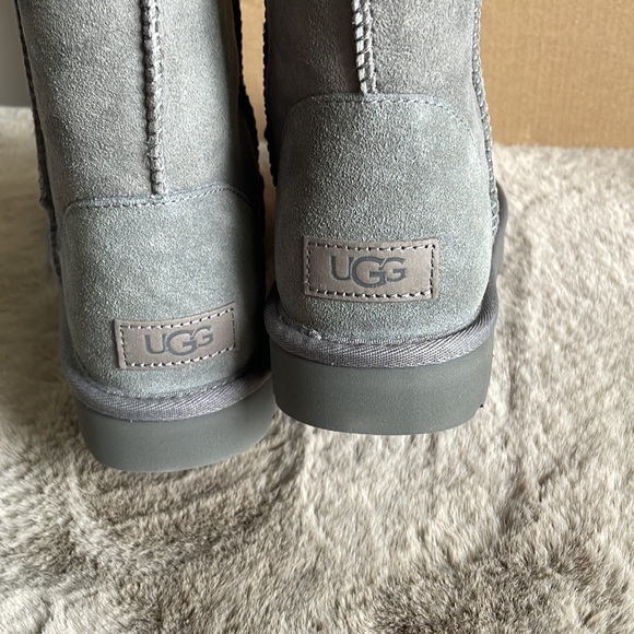 UGG - Women’s Classic Short ll / Winter Boots - Picture 5 of 9
